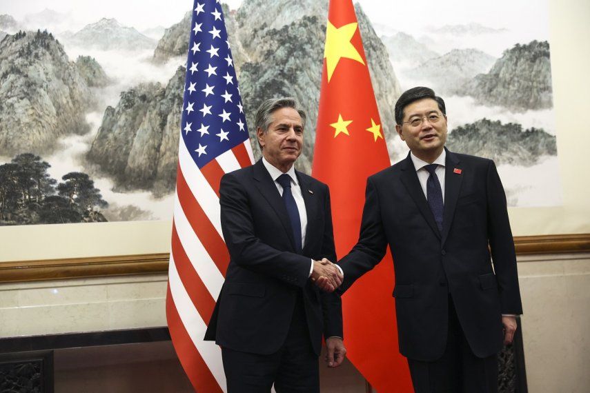 El secretario de Estado estadounidense Antony Blinken, izquierda, estrecha la mano del ministro chino del Exterior, Qin Gang, en la Casa de Huéspedes Estatal de Diaoyutai, en Beijing, China, el domingo 18 de junio de 2023.&nbsp;