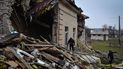 Un zapador ucraniano inspecciona un edificio destruido durante una operación de desminado en una zona residencial en Novoselivka, en la región de Donetsk, Ucrania, 