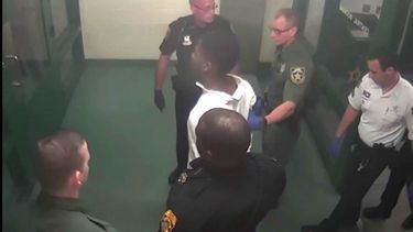 Momento en que funcionarios de la policía de Tampa trasladan a&nbsp;Howell Emanuel Donaldson, presunto asesino en serie.&nbsp;