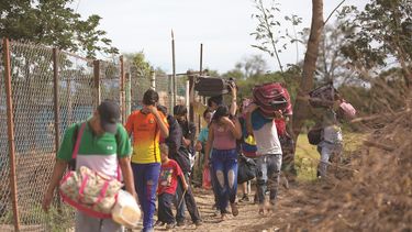 Miles de venezolanos salen a diario del país por cualquier vía.