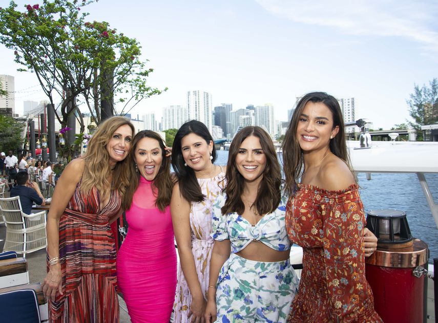 Las invitadas posan en el restaurante de alta cocina Seaspice, en Miami, para festejar la despedida de soltera de Tanya Charry.