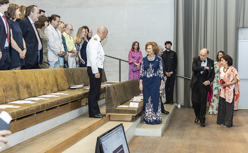La reina Sofía de España arriba al auditorio del Pérez Arts Museum Miami.