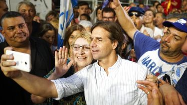 El candidato presidencial del Partido Nacional, Luis Lacalle Pou, se toma una selfie con simpatizantes durante su acto de cierre de campa&ntilde;a en Las Piedras, Uruguay.