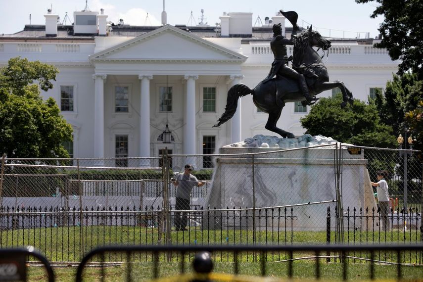 La base de la estatua del expresidente Andrew Jackson es lavada el mi&eacute;rcoles 24 de junio de 2020 en el interior del Parque Lafayette, nuevamente cerrado, en Washington.&nbsp;