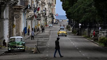 La foto muestra a personas caminando y vehículos circulando a lo largo de una calle en La Habana, Cuba, el 11 de julio de 2026.