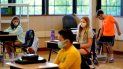 Estudiantes de quinto grado portan mascarillas en espera de su maestro en un aula de la Escuela Primaria. Estudiantes de quinto grado portan mascarillas en espera de su maestro en un aula de la Escuela Primaria.