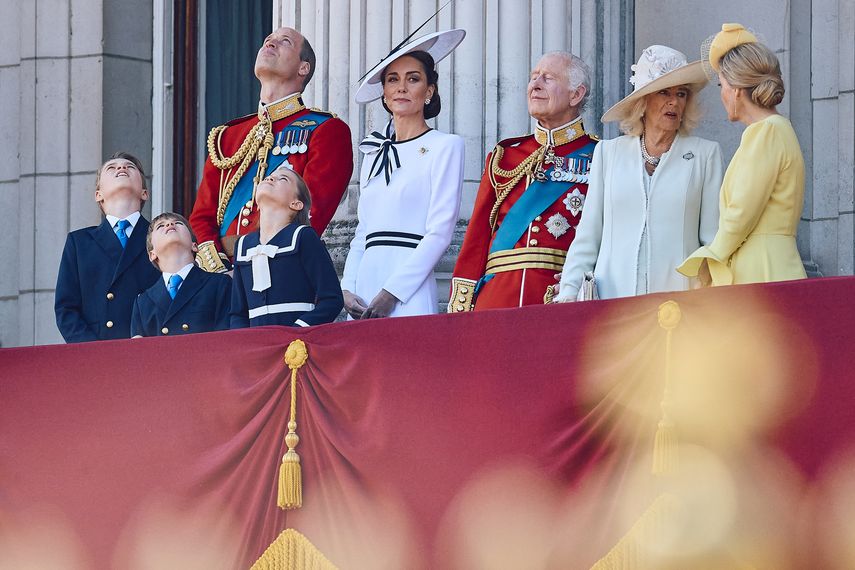 Los príncipes de Gales, William y Kate Middleton, junto a sus hijos, los reyes de Inglaterra, Carlos III y Camila, y la duquesa de Edimburgo Sofía posan en el balcón del Palacio de Buckingham después de asistir al Desfile del Cumpleaños del Rey Trooping the Colour en Londres el 15 de junio de 2024.