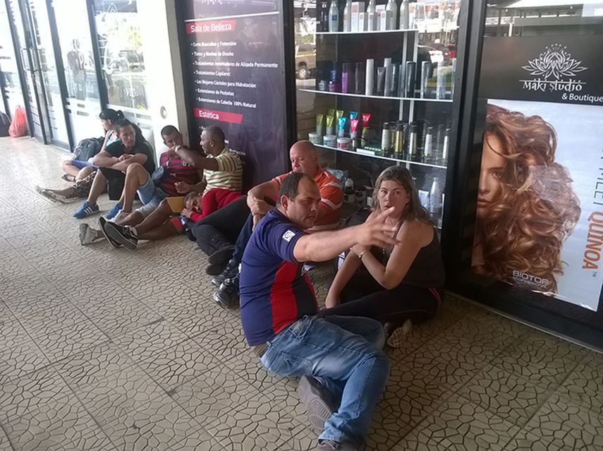 Unos 70 migrantes cubanos se encuentran frente a las oficinas migratorias de David, norte de Panamá, en busca de ser incluidos en los últimos viajes aéreos a México. (CORTESÍA P. FERNÁNDEZ)
