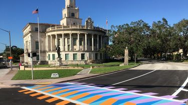 El artística venezolano Carlos Cruz-Diez coloreó las rayas blancas de ocho cruces de peatones cercanos a la sede de la alcaldía de Coral Gables, ciudad aledaña a Miami,&nbsp;Florida.