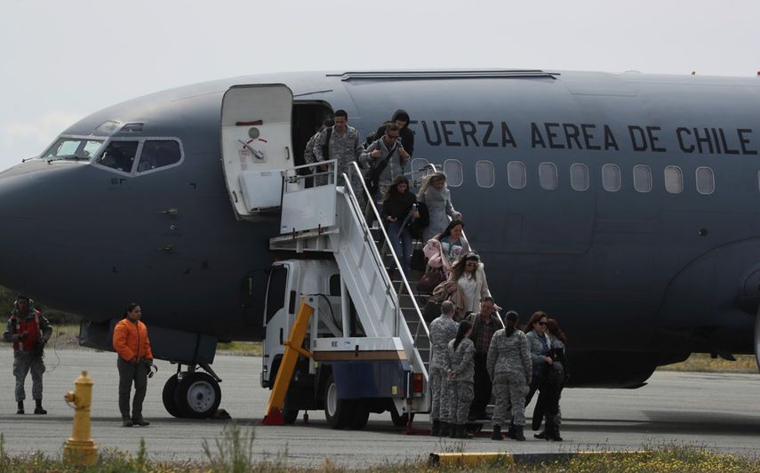 En esta imagen, tomada el 11 de diciembre de 2019, familiares de los pasajeros de un avi&oacute;n militar desaparecido llegan en otro avi&oacute;n del ej&eacute;rcito chileno a la base a&eacute;rea de Punta Arenas, Chile. Dos misas se celebraron de forma paralela el domingo 15 en Santiago y Punta Arenas para despedir a los 38 fallecidos esta semana en el accidente de ese vuelo a la Ant&aacute;rtida