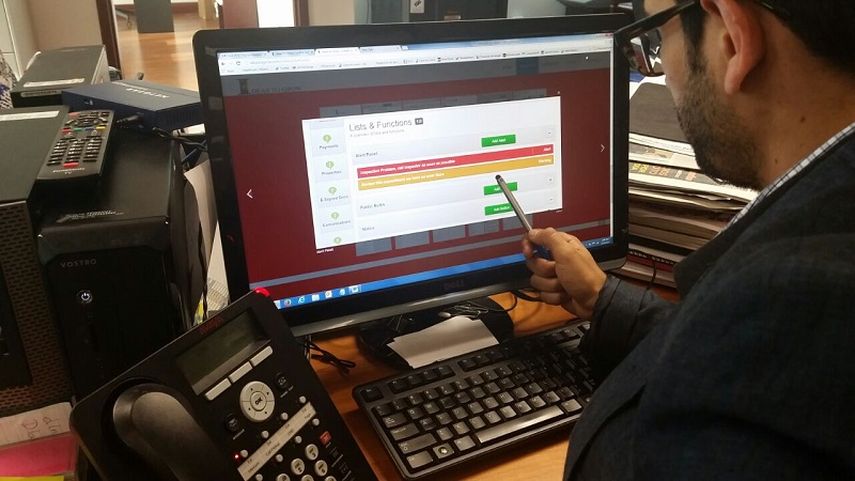 Un usuario utiliza la aplicación de Ideas To Grow. (DLA)