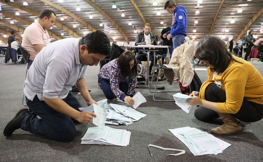 Los jurados de votación cierran las mesas y realizaron el conteo de votos de la consulta anticorrupción hoy, domingo 26 de agosto de 2018, en Bogotá (Colombia).&nbsp;&nbsp;