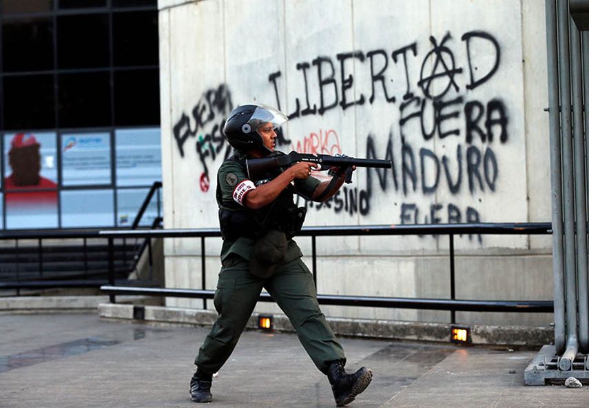 Un miembro de la Guardia Nacional Bolivariana reprime a los manifestantes antigubernamentales el martes 4 en Caracas. (AP)