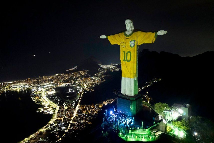 La estatua del Cristo Redentor está iluminada con una imagen de la camiseta brasileña de Pelé, como tributo a la leyenda del fútbol en el primer aniversario de su muerte, en Río de Janeiro, Brasil, el 29 de diciembre de 2023.