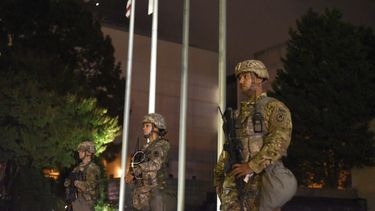 El jefe de policía de la ciudad, Kerr Putney dijo que solicitó el toque de queda al tener conocimiento de que un violento grupo de manifestantes tenía previsto llegar a la ciudad&nbsp;