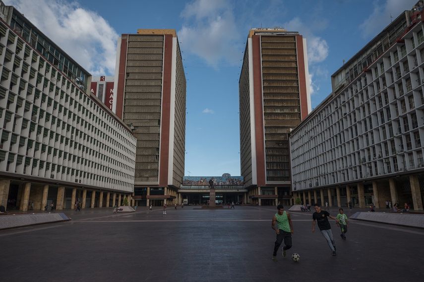 Los niños juegan al fútbol en el Centro Simón Bolívar de Caracas, el 23 de octubre de 2021.&nbsp;