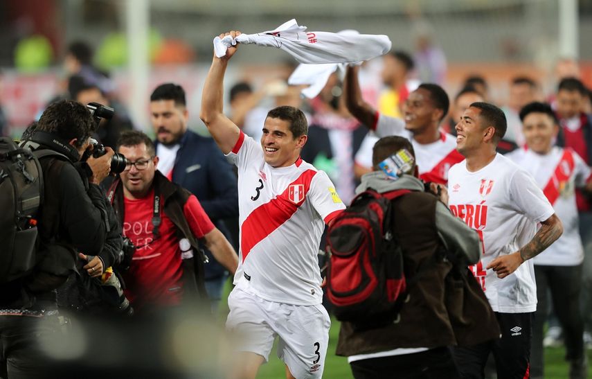 El peruano Aldo Corzo (c) celebra la clasificación de su país al Mundial de Rusia 2018 este miércoles 15 de noviembre de 2017, tras vencer 2-0 a la selección de Nueva Zelanda al termino del partido de repesca disputado entre ambos equipos en el Estadio Nacional de Lima.&nbsp;