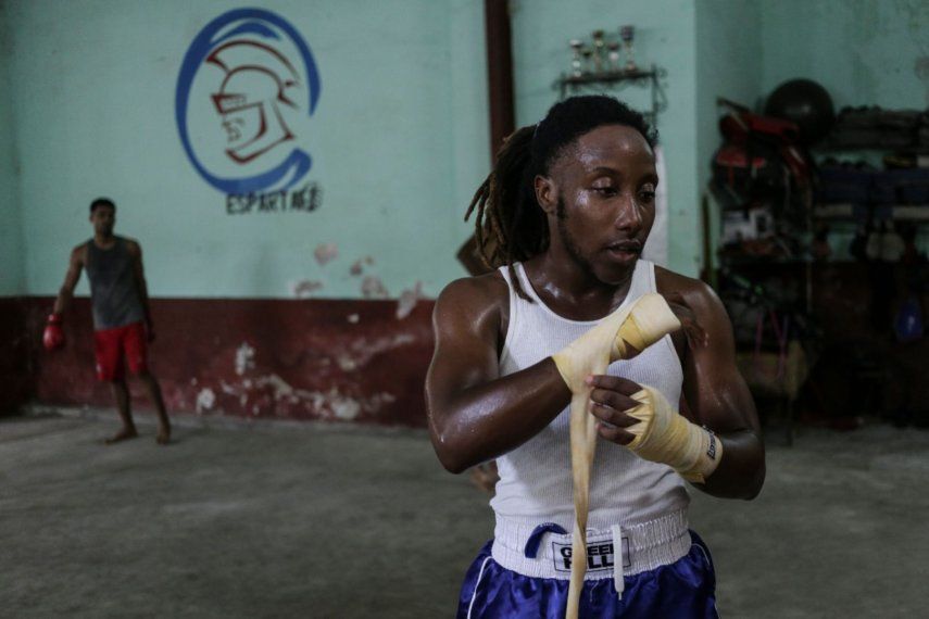 Ely Malik Reyes, un deportista cubano transgénero que practica un arte marcial mixto llamado sanda, entrena en un gimnasio en Regla, al otro lado de la bahía de La Habana, Cuba, el 11 de junio de 2024. Reyes es el primer deportista trans que compite oficialmente en una liga en Cuba.&nbsp;