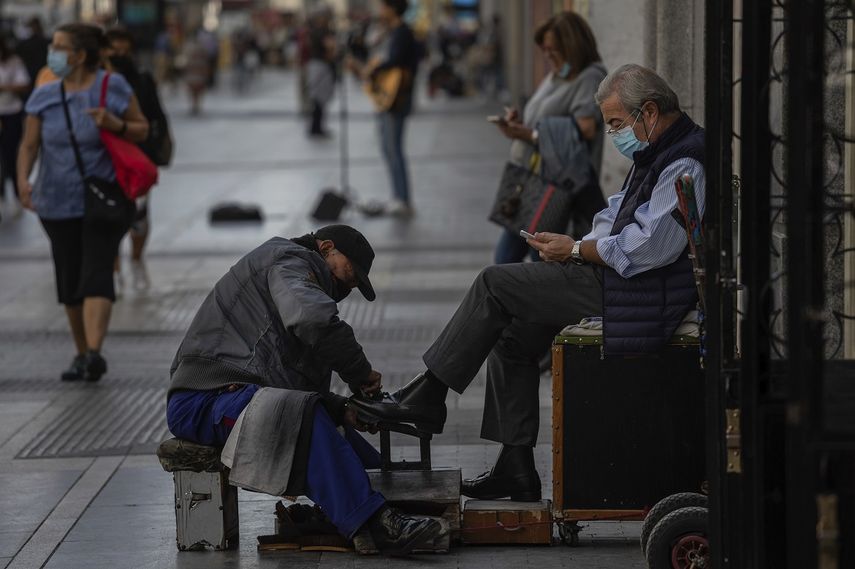 Un lustrador de calzado en el centro de Madrid, Espa&ntilde;a, el 30 de septiembre de 2020.&nbsp;