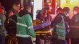 Paramédicos trasladan a una ambulancia a uno de los cuatro hermanos indígenas que pasaron 40 días desaparecidos en la selva tras un accidente de avión, en una base aérea del Ejército en Bogotá, Colombia, el 10 de junio de 2023.&nbsp;