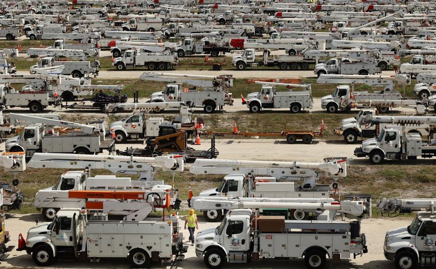 Cientos de camiones para reparaciones eléctricas el 8 de octubre de 2024 en The Villages, Florida.