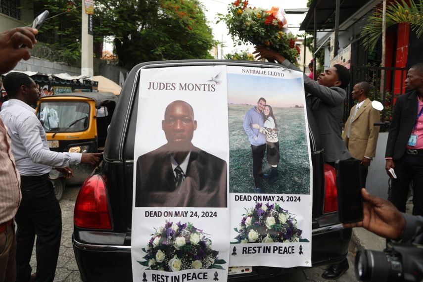 Una procesión funeraria para Jude Montis, director nacional de Missions in Haiti Inc. que fue asesinado por pandillas junto con un pareja de misioneros estadounidenses, se dirige al cementerio tras una misa en Puerto Príncipe, Haití, el 28 de mayo de 2024.