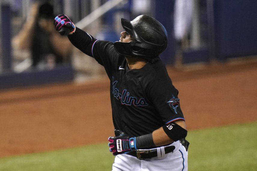 El venezolano Miguel Rojas, de los Marlins de Miami, recorre los senderos luego de conectar un jonrón solitario en el juego ante los Nacionales de Washington, el sábado 19 de septiembre de 2020&nbsp;