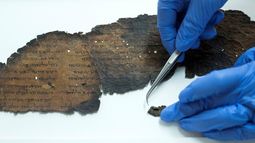 Un conservador muestra un fragmento de pergamino encontrado en Jerusalén.&nbsp;