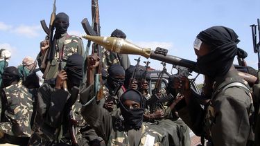 En esta fotografía de archivo del 8 de diciembre de 2008, combatientes armados de al-shabab en camionetas se preparan para viajar a la ciudad, en las afueras de Mogadiscio, en Somalia.&nbsp; 