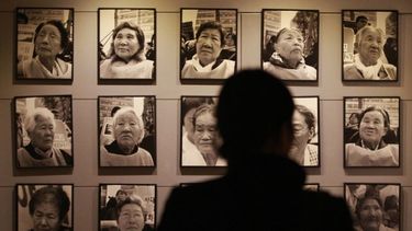 Una visitante observa el 3 de febrero del 2014 fotos de mujeres de consuelo que fueron obligadas por Japón a trabajar como esclavas sexuales durante la Segunda Guerra Mundial. La muestra se encuentra en un asilo de ancianos y museo donde viven diez antiguas mujeres de consuelo en Toechon, Corea del Sur
