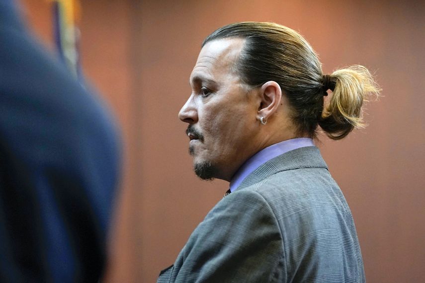 El actor Johnny Depp de pie en la Corte de Circuito del Condado de Fairfax en Fairfax, Virginia, el miércoles 4 de mayo de 2022. Amber Heard testificará en juicio por difamación