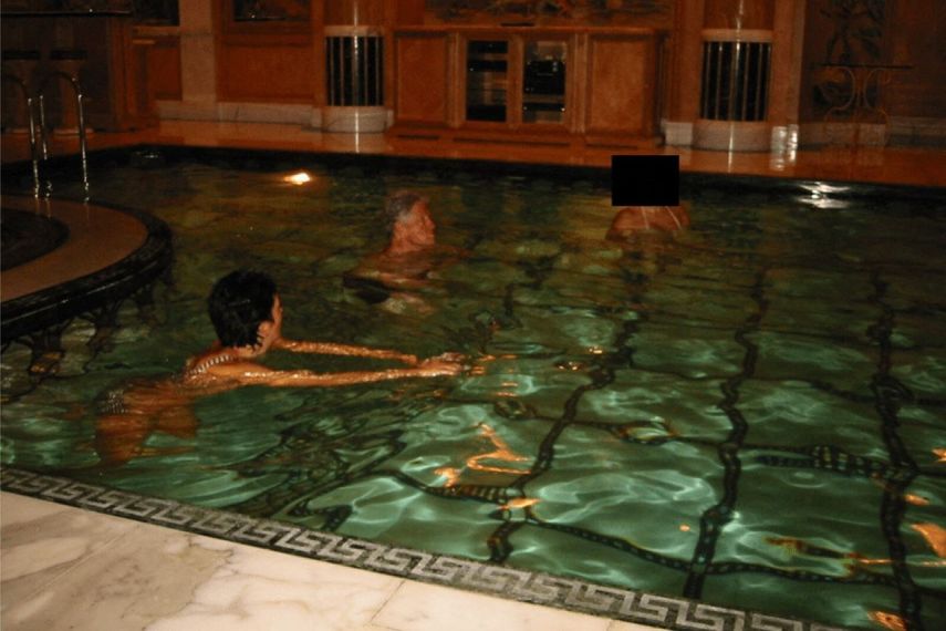 Esta foto, proporcionada por el Departamento de Justicia de EEUU el 19 de diciembre de 2025, muestra una imagen sin fecha del expresidente Bill Clinton en un jacuzzi en un lugar no revelado, mientras el Departamento de Justicia comenzaba a publicar los esperados registros de la investigación del caso políticamente explosivo del delincuente sexual convicto Jeffrey Epstein. 