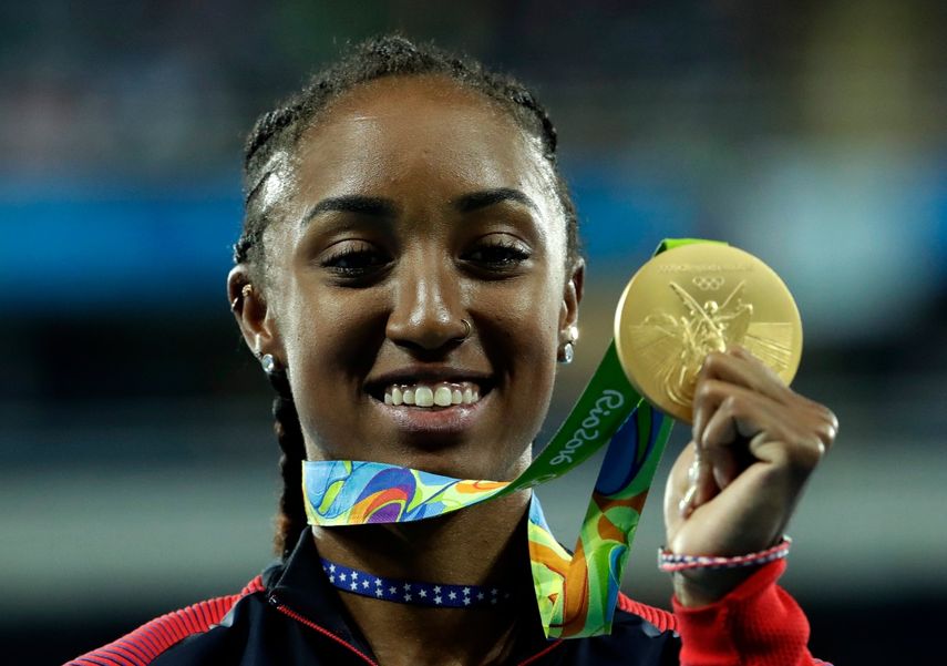 En imagen de archivo del jueves 18 de agosto de 2016, la estadounidense Brianna Rollins posa con la medalla de oro tras conquistar la carrera de 100 metros con vallas para mujeres en los Juegos Olímpicos de Río de Janeiro, Brasil