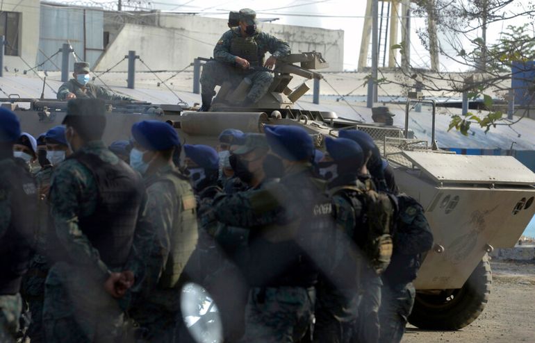 Efectivos en vehículos blindados custodian la penitenciaría del Litoral luego de que decenas de presos murieran durante un motín en una prisión en Guayaquil, Ecuador, el jueves 30 de septiembre de 2021.