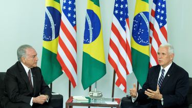 El vicepresidente de EEUU Mike&nbsp;Pence afirmó hoy junto al mandatario brasileño, Michel Temer, que es hora de presionar y de actuar con más firmeza para restaurar la democracia en Venezuela.