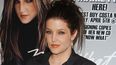 La cantante estadounidense Lisa Marie Presley llega para firmar copias de su nuevo CD Now What en Best Buy en Costa Mesa, California, el 5 de abril de 2005.