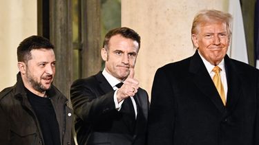 El presidente de Francia, Emmanuel Macron (C), está flanqueado por el presidente electo de Estados Unidos, Donald Trump (RO, y el presidente de Ucrania, Volodymyr Zelensky (2.o a la izquierda), después de una reunión en el Palacio Presidencial del Elíseo en París el 7 de diciembre de 2024. Trump hace su primer viaje internacional desde su victoria electoral, preparándose para un día de intensa diplomacia antes de asistir a la ceremonia de reapertura de la catedral de Notre Dame restaurada tras el incendio de 2019.