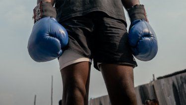 Un joven boxeador del Club Virunga escucha las instrucciones de su entrenador durante un descanso entre asaltos en una sesión de sparring matutina en Goma el 13 de julio de 2025. Un joven boxeador del Club Virunga escucha las instrucciones de su entrenador durante un descanso entre asaltos en una sesión de sparring matutina en Goma el 13 de julio de 2025.