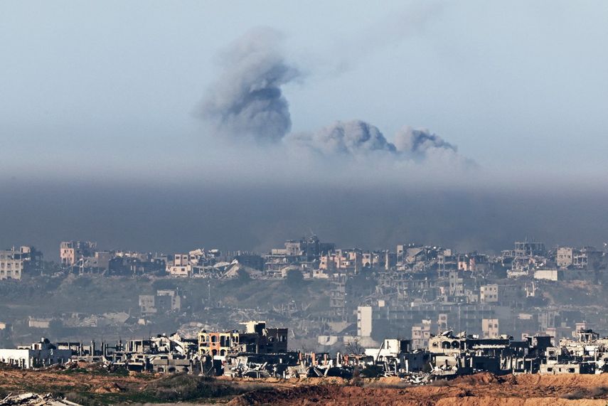 Fotografía tomada desde el lado israelí de la frontera con la Franja de Gaza muestra columnas de humo que se elevan por las explosiones sobre edificios destruidos en el norte de la Franja de Gaza, el 14 de enero de 2025