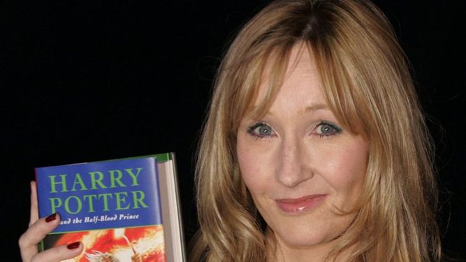En esta fotografía de archivo del 15 de julio de 2005 J.K. Rowling con una copia de su libro Harry Potter and the Half-Blood Prince en el Castillo de Edimburgo, en Escocia. Nueva plataforma Max promete serie de la novela.