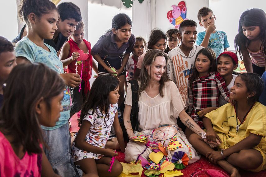 La actriz Angelina Jolie se reúne con niños venezolanos albergados en un refugio en La Guajira, departamento colombiano fronterizo con Venezuela.&nbsp;&nbsp;