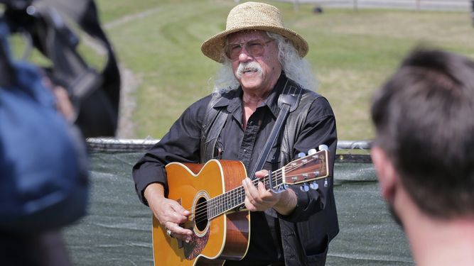 El veterano de Woodstock Arlo Guthrie interpreta una canción en el sitio  original del festival de Woodstock de 1969 en Bethel, Nueva York, el  jueves 15 de agosto de 2019.&nbsp;