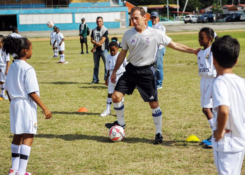 Butragueño (centro) entrenó con un grupo de niños cubanos, a los que enseñó valores como el liderazgo, el respeto, la disciplina y el compañerismo