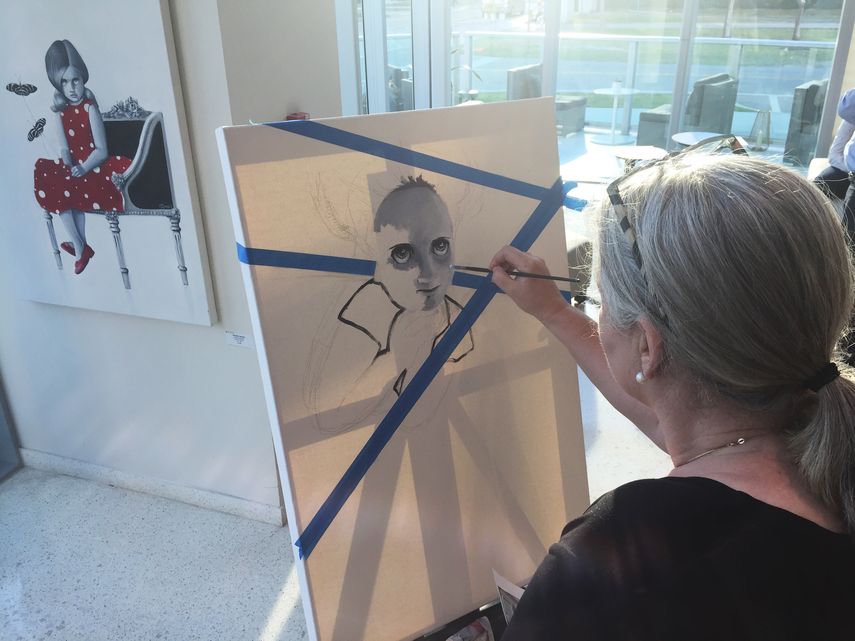 Monique Lassooij realiza una de sus piezas.