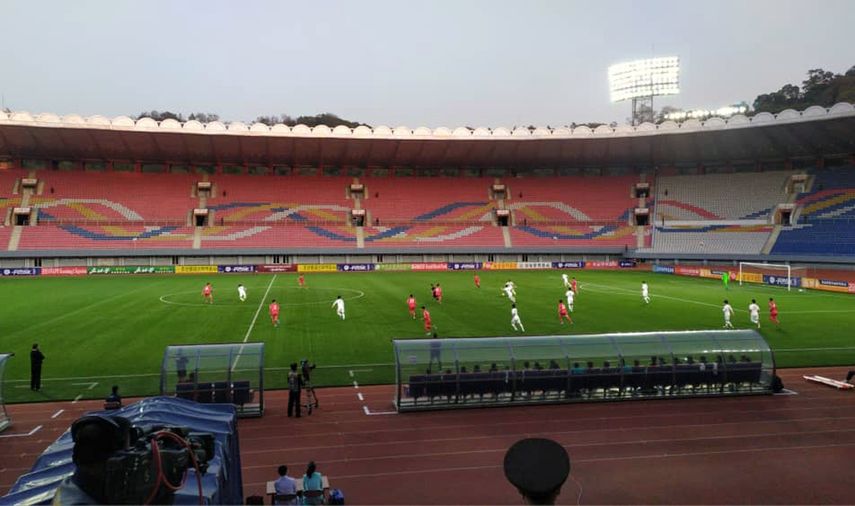 Corea del Norte (con uniforme rojo) y Corea del Sur jugando en un estadio vac&iacute;o por las eliminatorias de la Copa Mundial el 15 de octubre del 2019 en la capital norcoreana de Pyongyang.