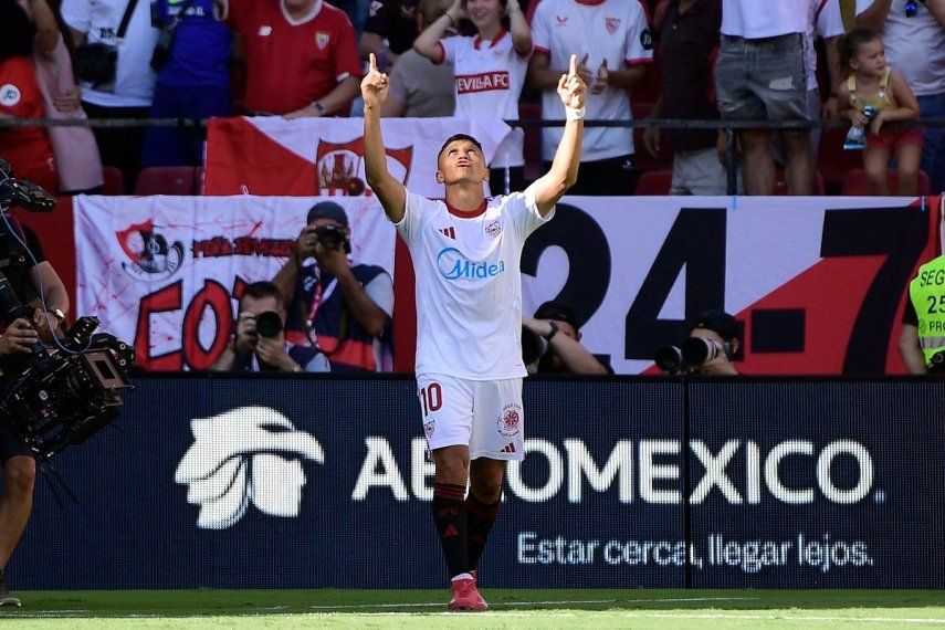 El delantero chileno #10 del Sevilla, Alexis Sánchez, celebra el primer gol del partido de la liga española entre el Sevilla FC y el FC Barcelona en el Estadio Ramón Sánchez Pizjuán de Sevilla el 5 de octubre de 2025.