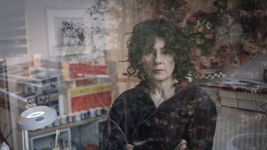 La actriz y artista francesa Anouk Grinberg posa durante una sesión de fotos en Montreuil, a las afueras de París, el 1 de marzo de 2024.