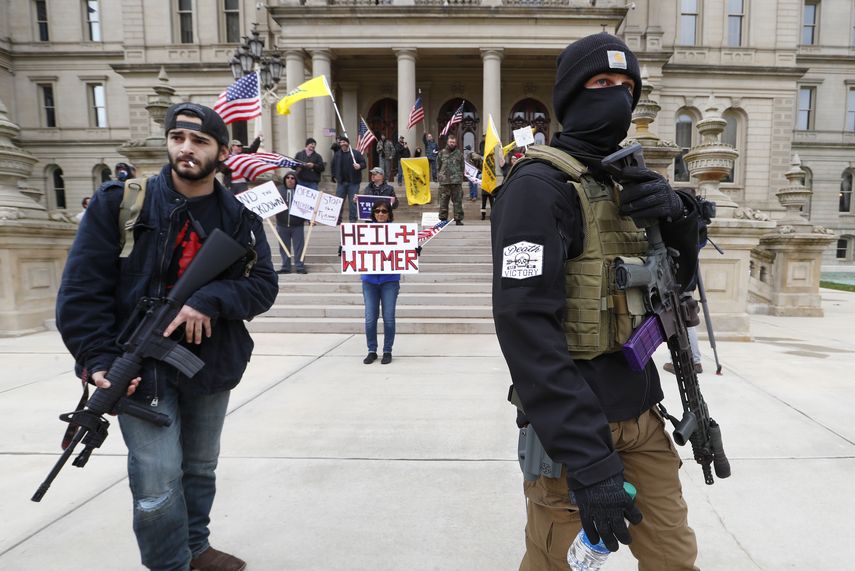 Manifestantes armados con fusiles cerca de la entrada del Capitolio Estatal de Michigan en Lansing, Michigan, el mi&eacute;rcoles 15 de abril de 2020.&nbsp;