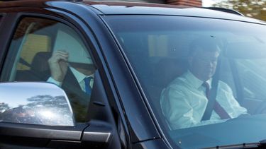 El exdirector de campaña del presidente estadounidense Donald Trump,&nbsp;Paul Manafort, cubre su rostro mientras sale de su casa en un vehículo en Alejandría (Estados Unidos).&nbsp;