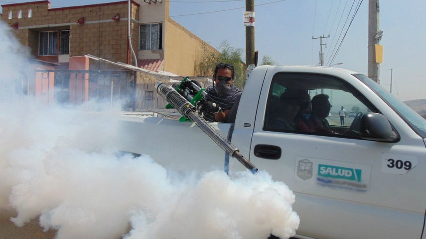 Fumigaci&oacute;n para prevenir el dengue en una comunidad.&nbsp;